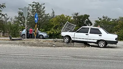 Konya'da iki otomobil kavşakta birbirine girdi