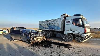 Konya'da kamyon otomobille çarpıştı