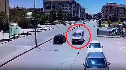 Konya'da pes dedirten görüntü! Minibüsle ters yönde ilerledi