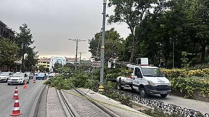 Konya'da tramvay yoluna ağaç devrildi 1 çocuk yaralandı