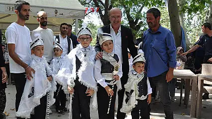 Konya'daki belediye başkanı aracıyla çocukları gezdirecek