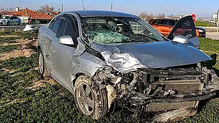 Konya yolunda kaza! Otomobil tali yoldan çıkan araçla çarpıştı