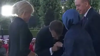 Macron kuralları unuttu! Emine Erdoğan, elini öpmesine izin vermedi