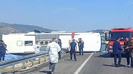 Manisa'da can pazarı! Çekici ile tur otobüsü çarpıştı, 11 kişi hayatını kaybetti, 27 kişi yaralandı