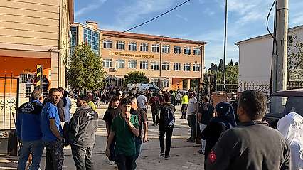 Manisa'da okul önünde silahlı saldırı! 10 öğrenci yaralandı