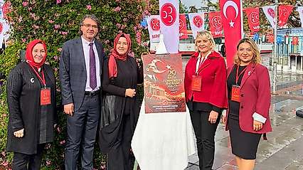 MHP Selçuklu'dan Kültürpark'ta Cumhuriyet coşkusu: Hediyeler dağıtıldı