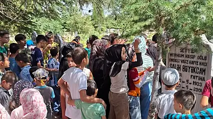 Yaz Kur'an kursu öğrencilerinden şehitlere vefa