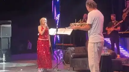 Yıldız Tilbe'den sahnede şok eden doğum günü çıkışı