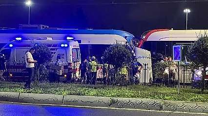 Zeytinburnu'nda iki tramvay çarpıştı! Çok sayıda yaralı var