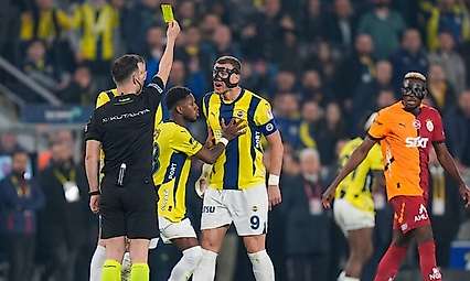 Derbilerde kartlar havada uçuşuyor