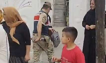 Ev sahibini bıçaklayıp sandalyeye bağladılar, gasbettikleri altınlarla kaçtılar