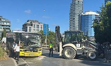 İstanbul'da korkutan çarpışma: Özel halk otobüsü iş makinesine çarptı