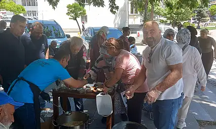Konyalı esnaflardan vatandaşa aşure ikramı