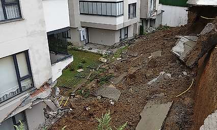 Trabzon'da sel felaketi: Araçlar sulara gömüldü binalar boşaltıldı