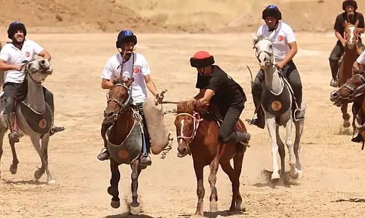 Konya Karatepe Atlı Binicilik Kulübü Van'da yarıştı