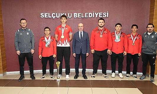 Konya'nın şampiyon sporcuları Başkan Pekyatırmacı'nın konuğu oldu