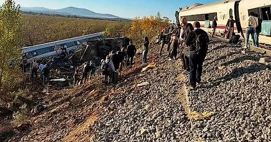 İspanya'da iki hızlı tren çarpıştı: Hayatını kaybedenlerin sayısı yükseliyor