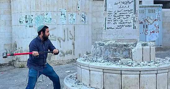 İsrailli vekil Filistinlilere ait anıtı balyozla yıktı!