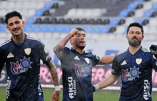 1. Lig'de şampiyonluk yarışı nefes kesiyor