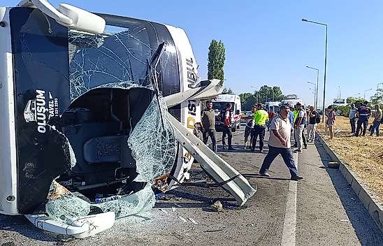 Afyonkarahisar'da yolcu otobüsü devrildi: 22 yaralı