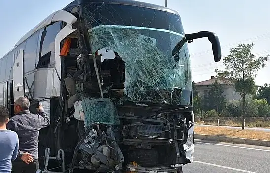 Afyonkarahisar'daki kazada can pazarı! 1 kişi öldü, 15 kişi yaralandı