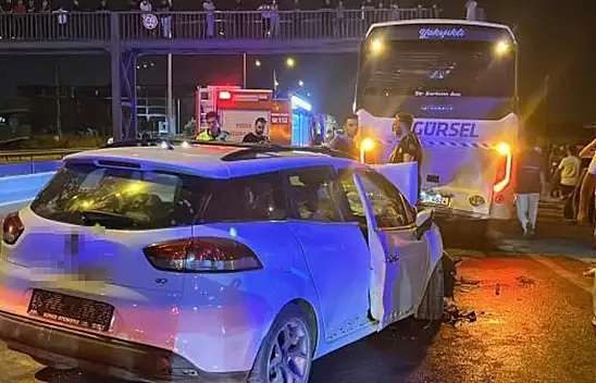 Alkollü otomobil sürücüsü servise çarptı: 6 yaralı