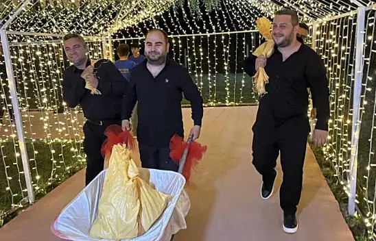 Arkadaşlarından damada unutulmaz takı