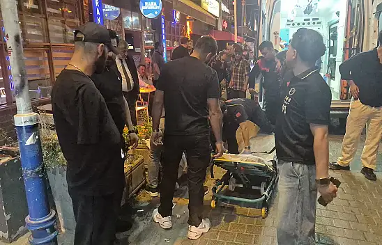 Barlar Sokağı'nda bıçaklı dehşet: Hastaneye kaldırıldı