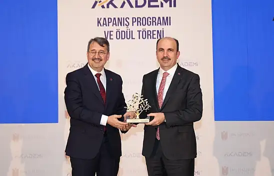 Başkan Altay'a İbn Haldun Üniversitesi'nden ödül