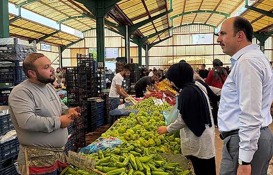 Başkan Altay, Karkent Pazarı'nda esnaf ve vatandaşlarla bir araya geldi