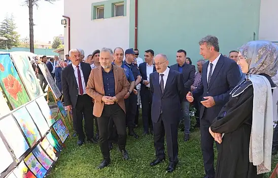 Başkan Bayındır el emeği göz nuru eserleri inceledi