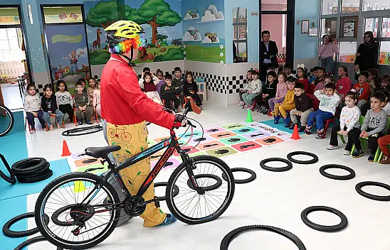 Bisiklet şehri Konya'da minik eller lastik yamadı