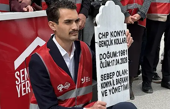 CHP Konya'da kriz: Gençlerden mezar taşlı protesto