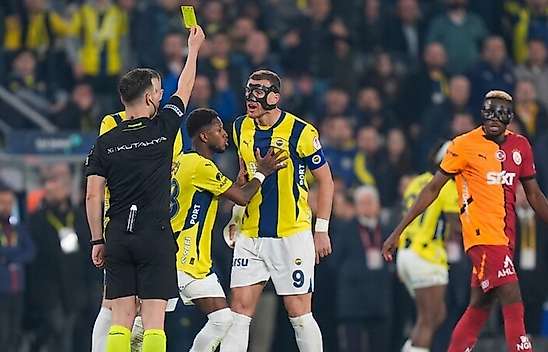 Derbilerde kartlar havada uçuşuyor