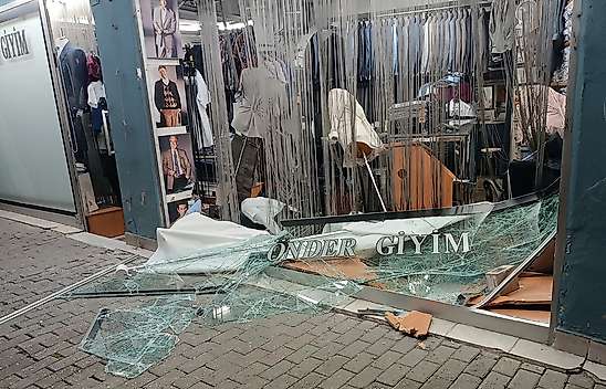 Direksiyon hakimiyetini kaybedip dükkana girdi, ardından firar etti