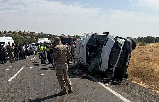Diyarbakır'da feci kaza: Minibüs devrildi, 5 kişi hayatını kaybetti