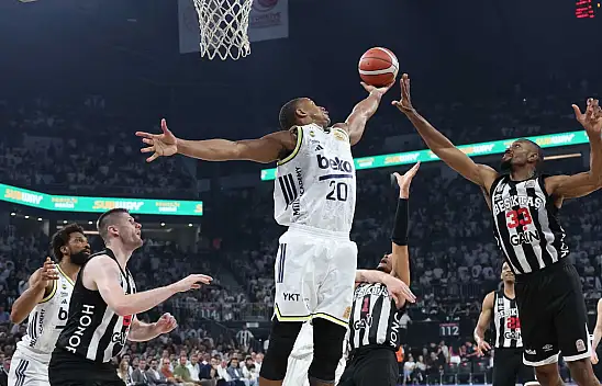 Fenerbahçe şampiyonluk, Beşiktaş seriyi uzatmak için parkede!