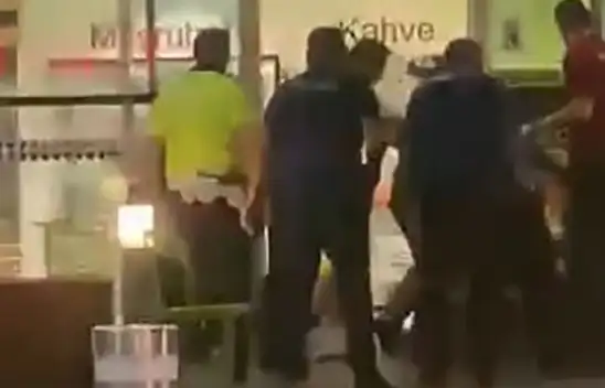 Havalimanında hareketli anlar: Bıçaklı saldırgan 4 polisi yaraladı