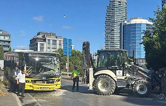 İstanbul'da korkutan çarpışma: Özel halk otobüsü iş makinesine çarptı