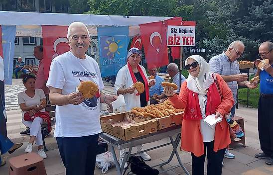 İYİ Parti Seydişehir'den şehitler anısına pişi ikramı