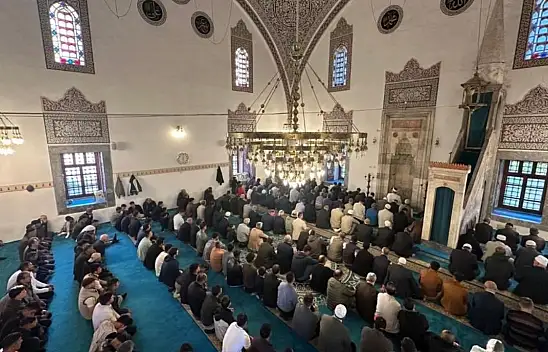 Karapınar'da bayram namazında tarihi camide yoğunluk