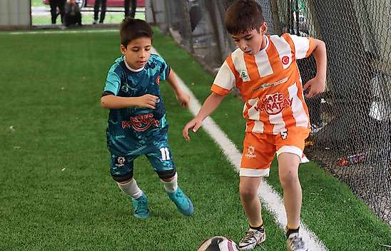 Karatay'da okullar kardeşlik turnuvasında terliyor