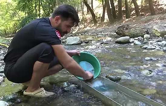 Karavanla Türkiye'yi geziyor, günde 5 gram altın çıkarıyor