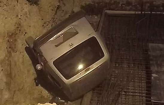Kavga ettiği abisine araçla çarpıp çukura uçtu