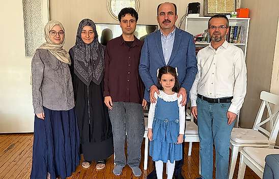 Konya Büyükşehir'in umre ödüllü yarışmacısına Başkan Altay'dan ziyaret