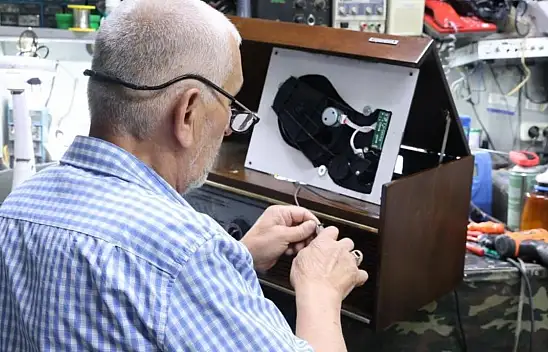 Konya'da 50 yıldır eski radyolara hayat veriyor