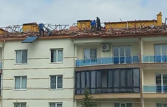 Konya'da çatıda ölümle dans! İşçilerin tehlikeli çalışması kamerada