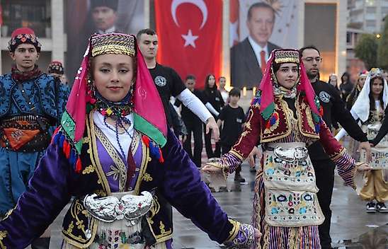 Konya'da Cumhuriyet'in 103. yılına özel 103 kişilik Harmandalı gösterisi!