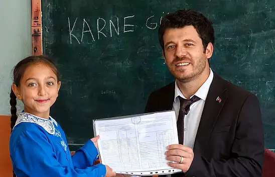 Konya'da duygulandıran tablo: Okulun tek öğrencisi karnesini aldı!