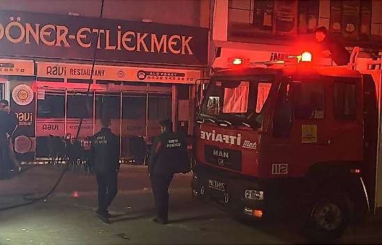 Konya'da etliekmekci bacasında çıkan yangın panikletti